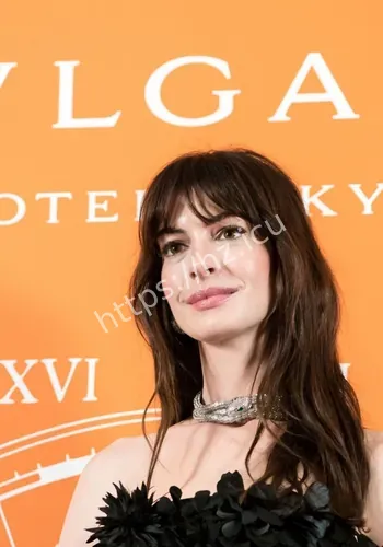 配红色皮衣亮眼迷人