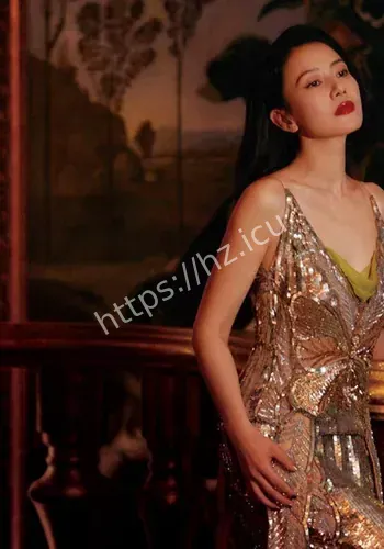 高圆圆北穿银色亮片吊带裙