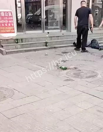 狠砸受害者头部