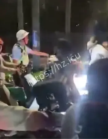 女子街头舌战多人