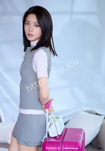 赵今麦穿灰色短裙优雅明媚