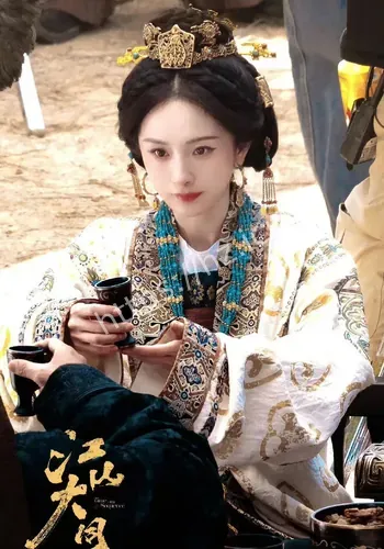 杨幂穿浅色古气场在线