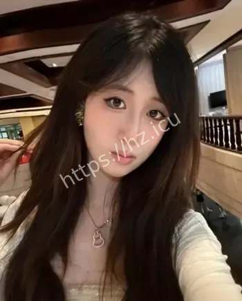 客厅地板各种姿势