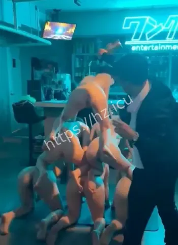 6女全裸叠塔浇香槟
