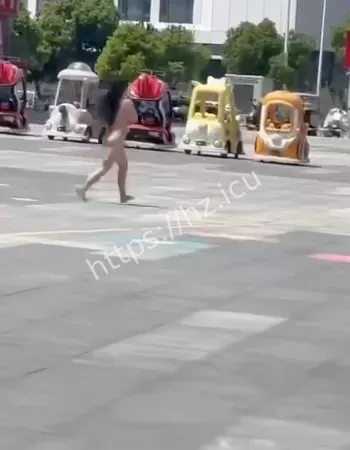 女子当众裸露事件