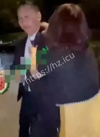 司机不还手她却打到累瘫