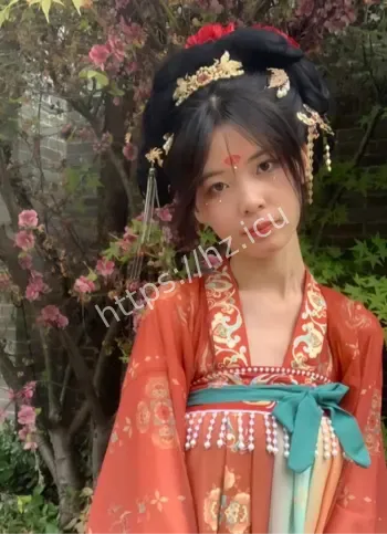 反差大学生跪舔脚趾