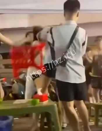 抡板凳狂砸全场