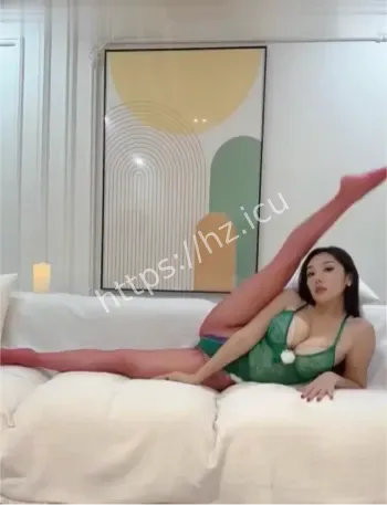 高颜值成熟美女厨房