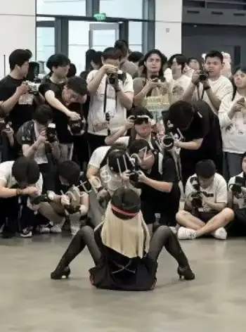 黑蜻蜓漫展坐腿事件