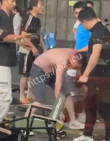 上演街头拳王争霸赛