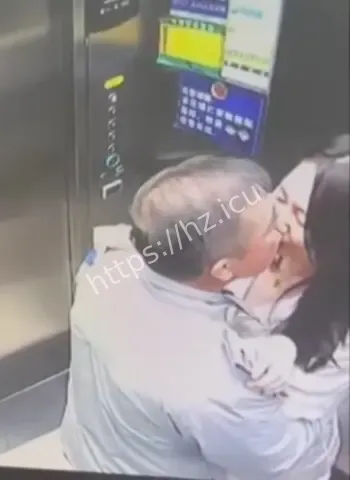 电梯搂吻女网红