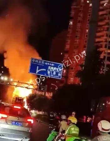 火焰瞬间包围车身