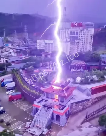 龙须殿雷击起火事件