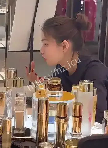 深喉跪舔翘臀后入激烈狂撞
