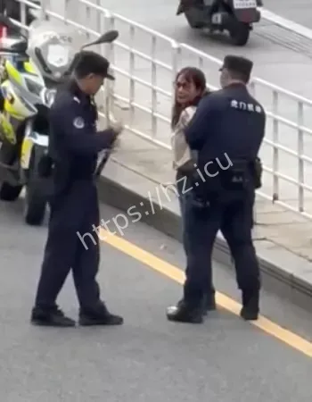 女司机驾驶白色奥迪被围堵