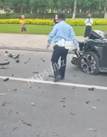黑色车辆猛烈撞击